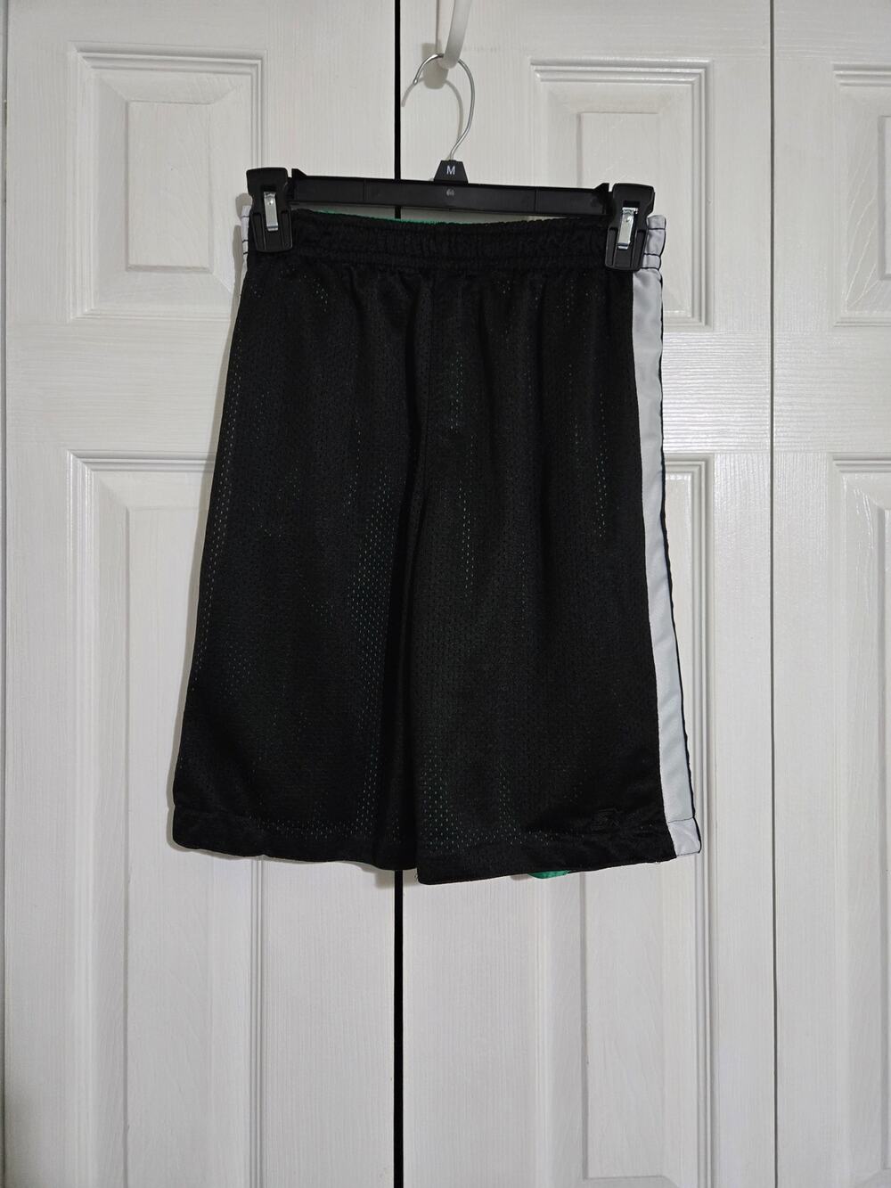 Starter large 10/12 boys reversible basketball shorts